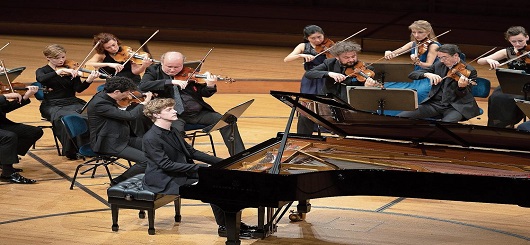 Der Pianist Jan Lisiecki mit den Festival Strings Lucerne im KKL Der Pianist Jan Lisiecki mit den Festival Strings Lucerne im KKL